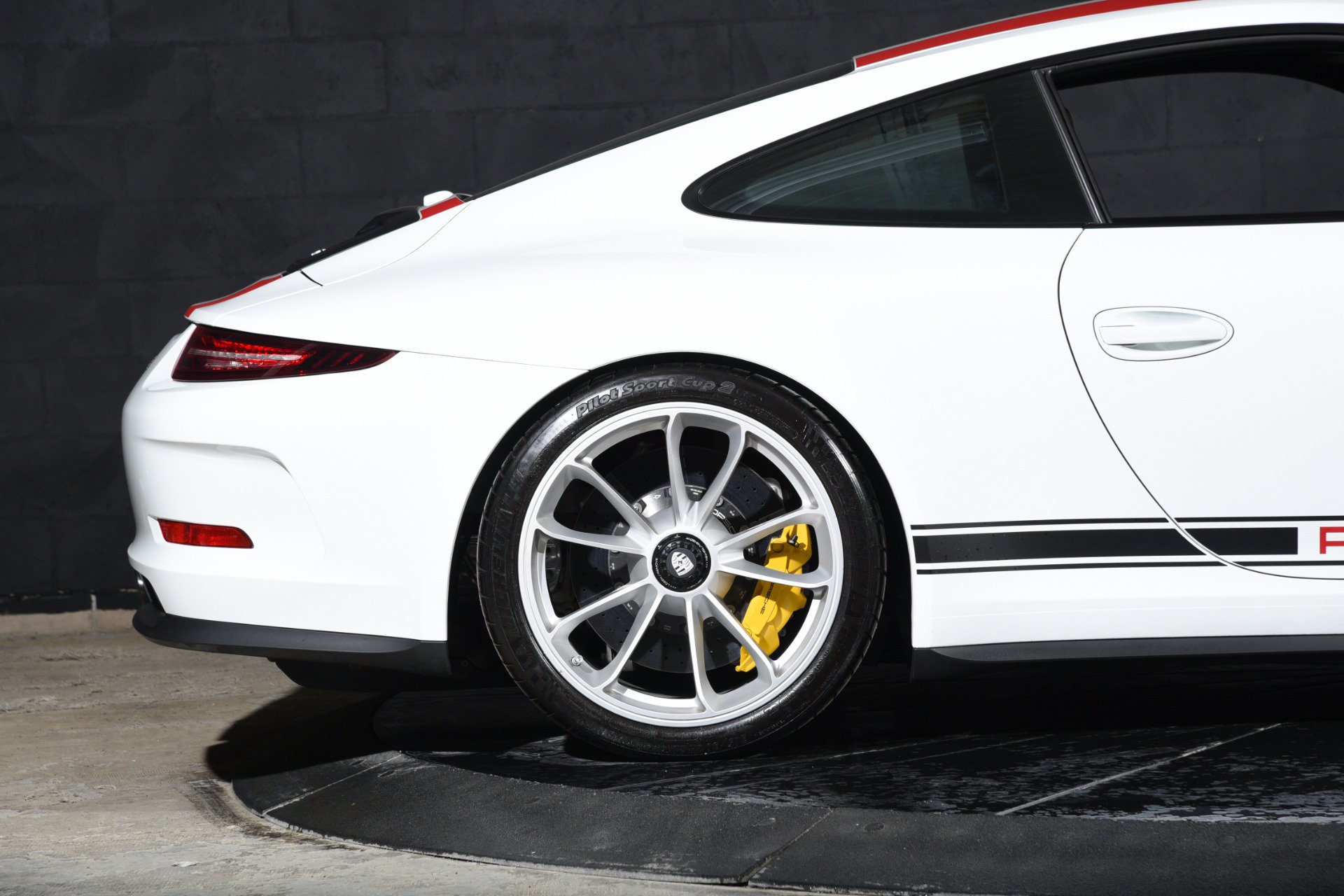 Used 2016 Porsche 911 R RWD image 19