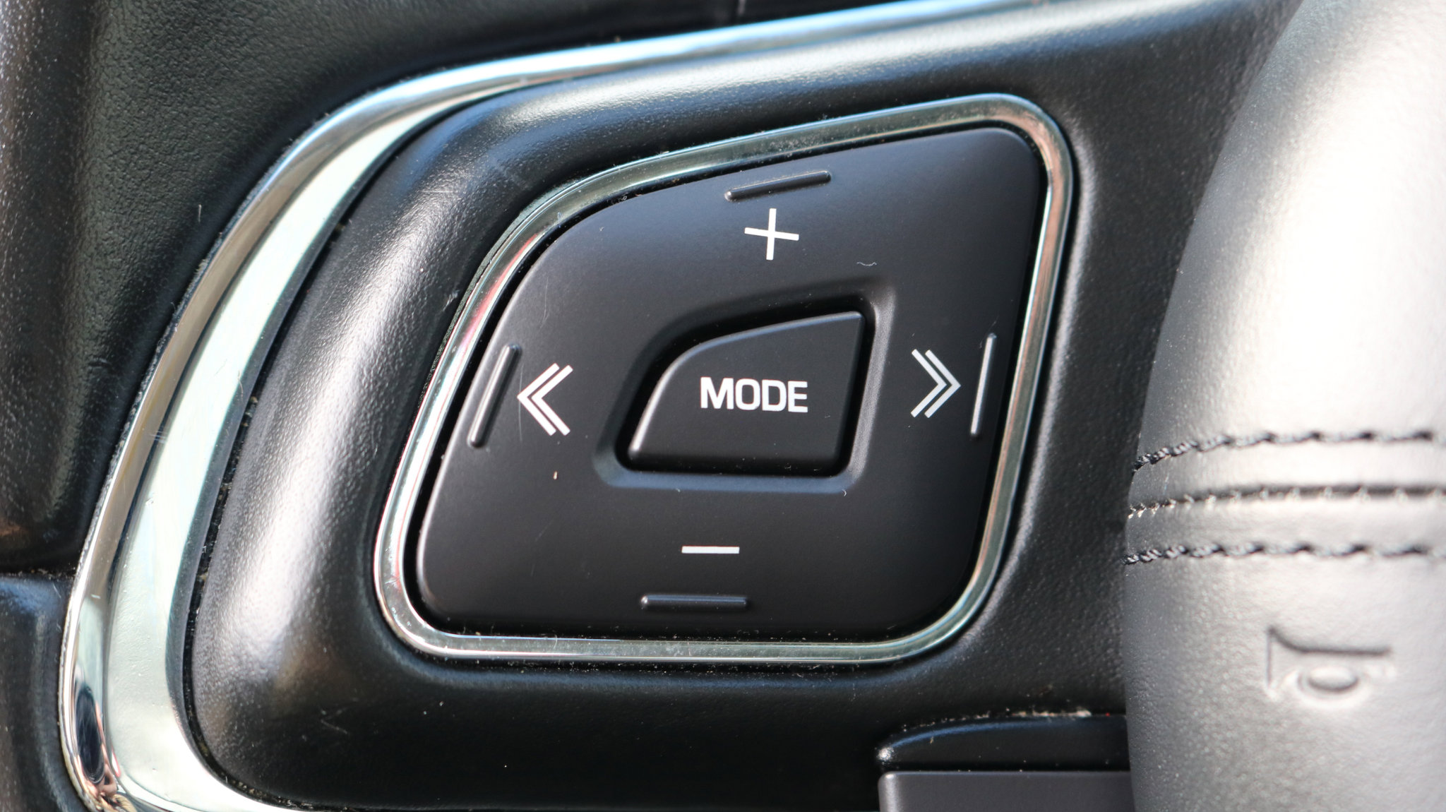 Used 2016 Jaguar XJ R-Sport image 14