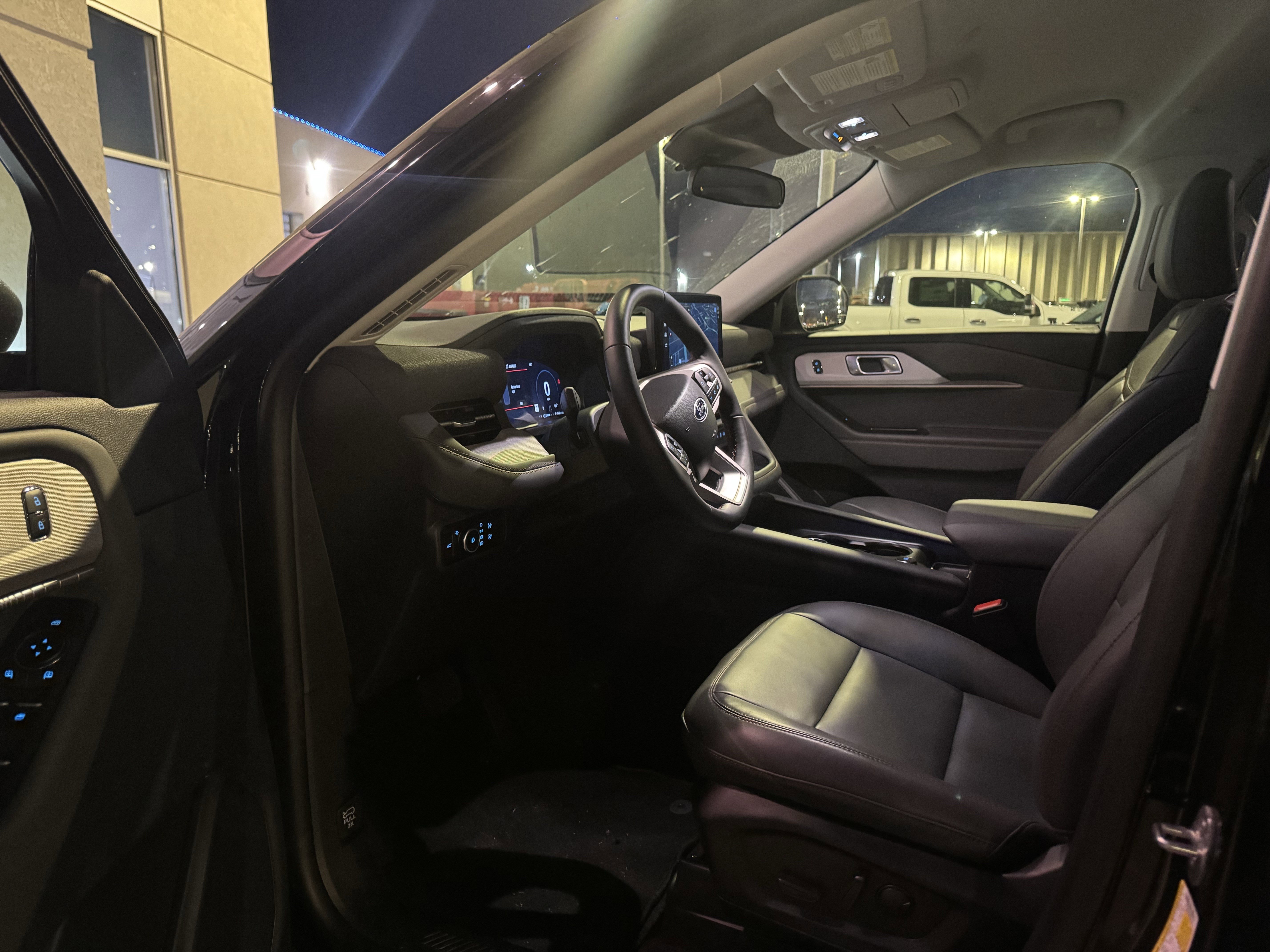 Used 2025 Ford Explorer Active w/ Active Comfort Package image 5