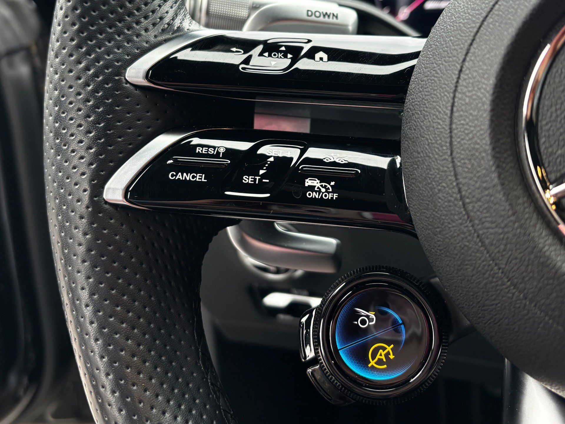 Used 2022 Mercedes-Benz SL 63 AMG 4MATIC w/ Driver Assistance Package image 35