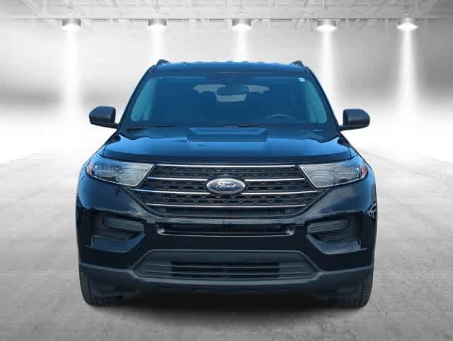 Used 2023 Ford Explorer XLT AWD/4WD image 3