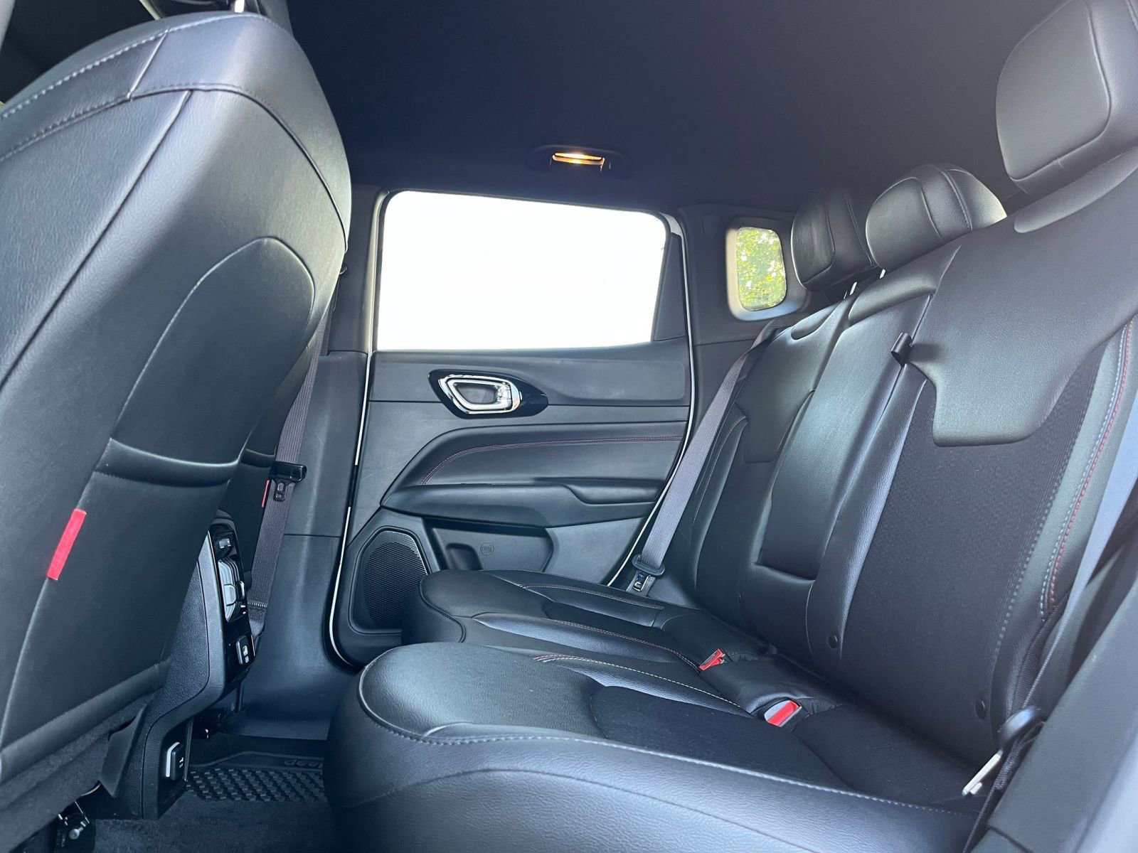 Used 2025 Jeep Compass Trailhawk image 27