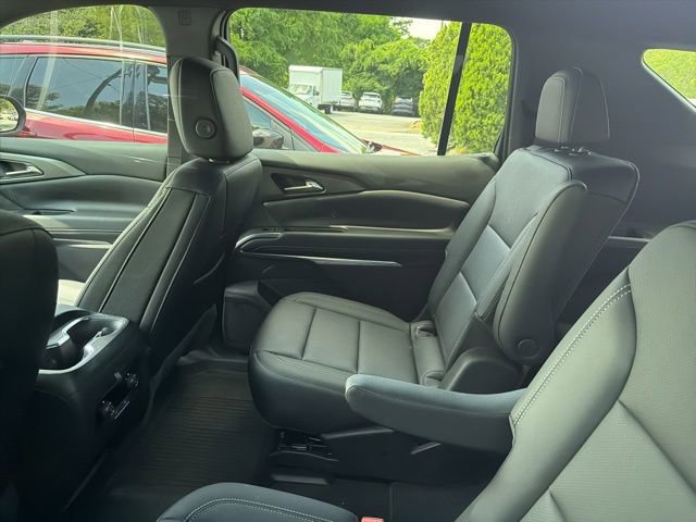 Used 2025 Chevrolet Traverse LT FWD image 20