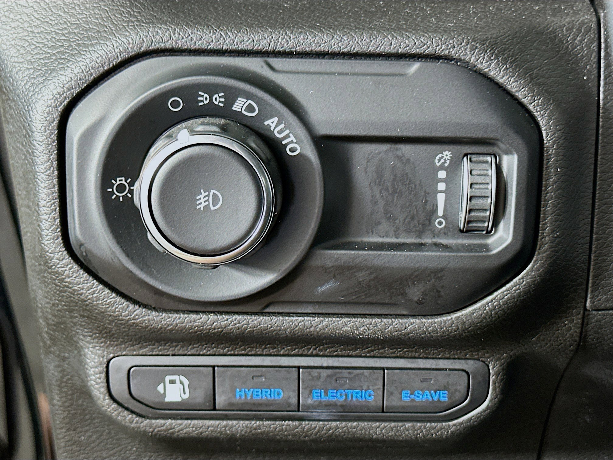 Used 2023 Jeep Wrangler Unlimited Sahara AWD/4WD image 17