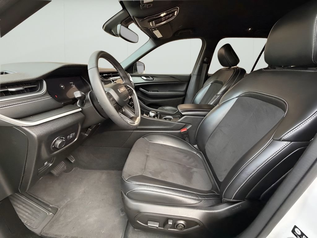 Used 2024 Jeep Grand Cherokee Altitude image 10