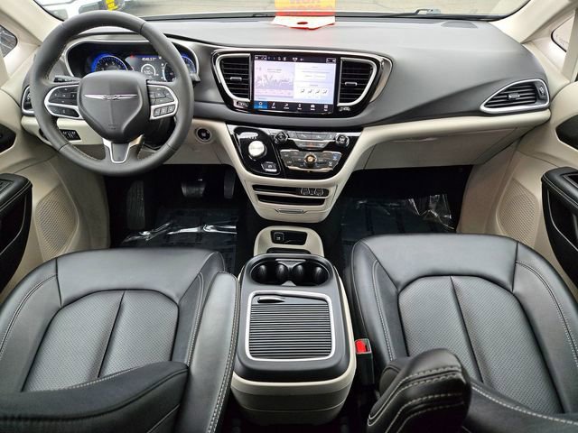 Used 2024 Chrysler Pacifica Touring-L image 9