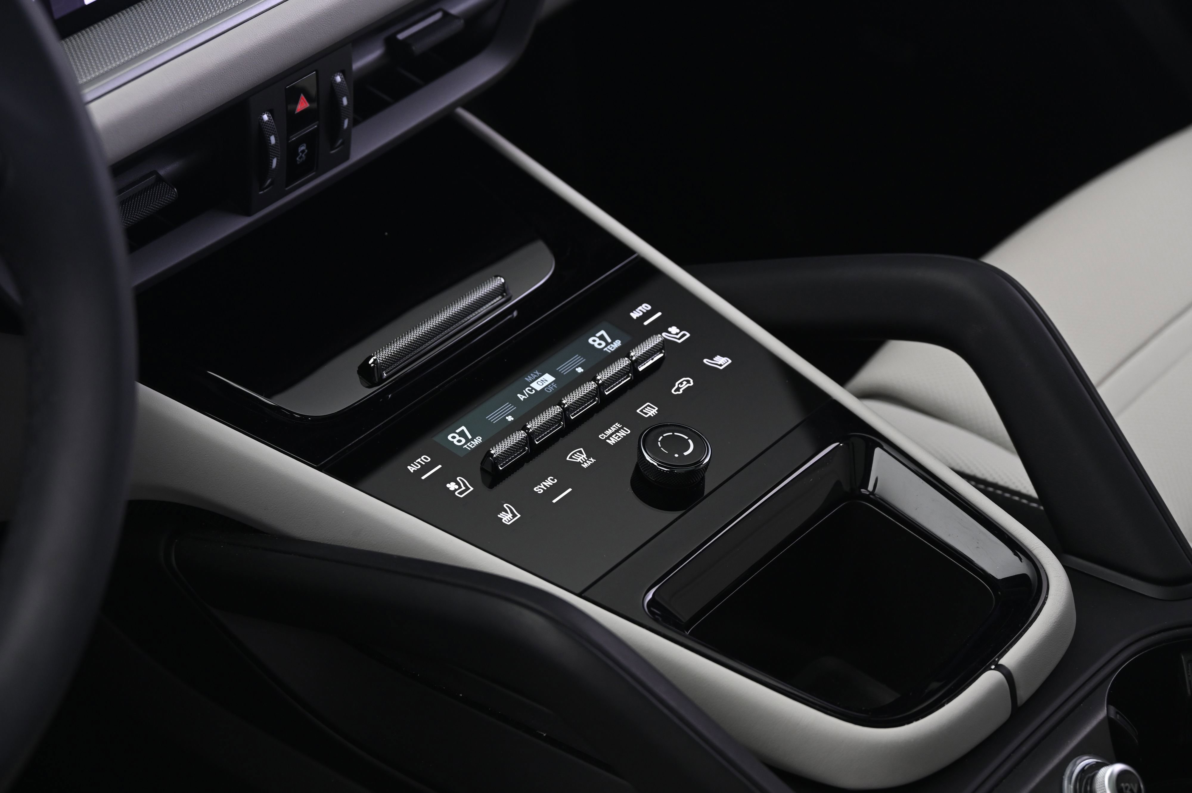 Used 2025 Porsche Cayenne image 33