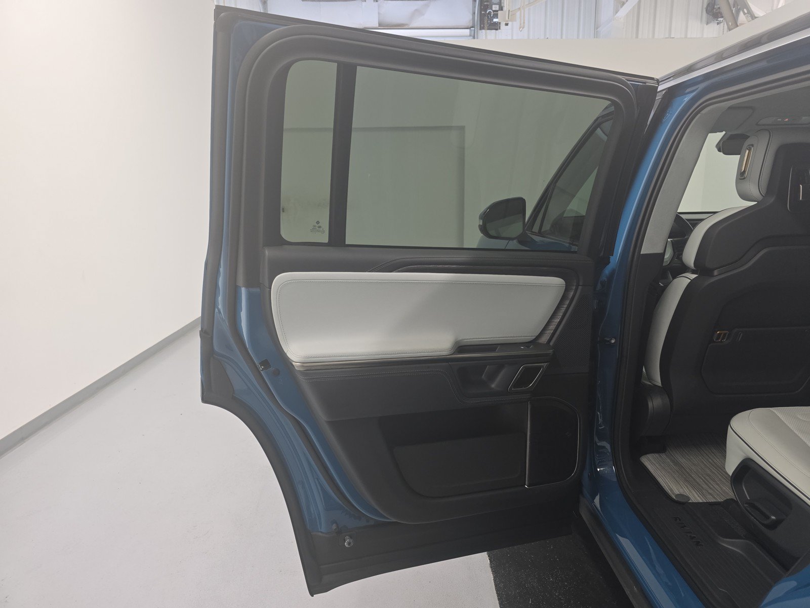 Used 2023 Rivian R1S Adventure AWD/4WD image 17
