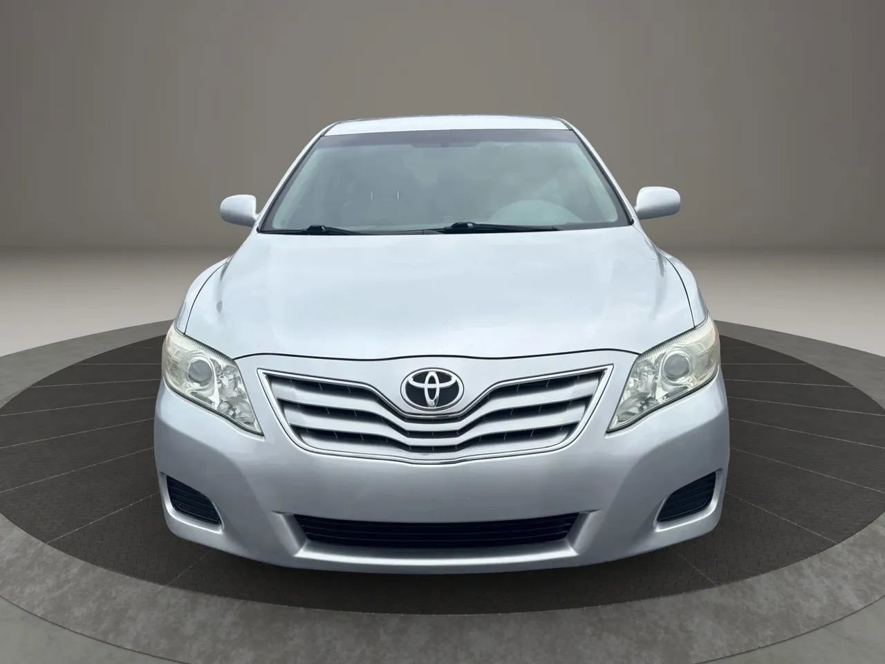 Used 2010 Toyota Camry LE image 3