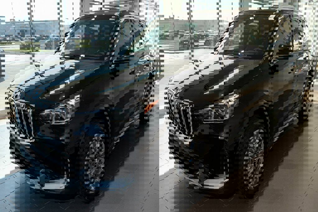 Used 2025 BMW X1 xDrive28i w/ Technology Package image 3