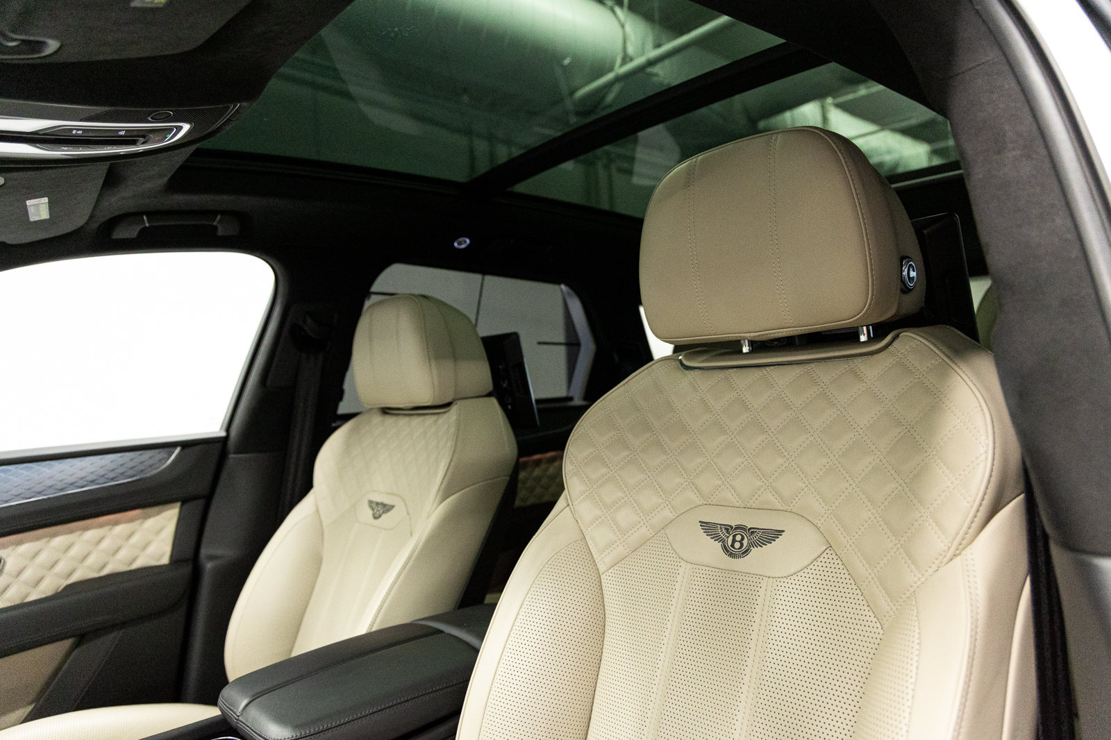 Certified 2023 Bentley Bentayga Plug-In Hybrid AWD/4WD image 35