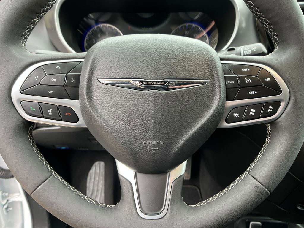 Used 2025 Chrysler Pacifica Select image 14