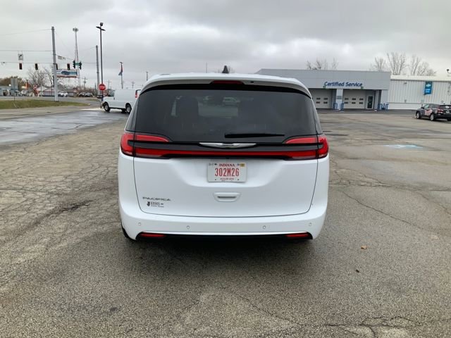 Used 2025 Chrysler Pacifica Select image 8