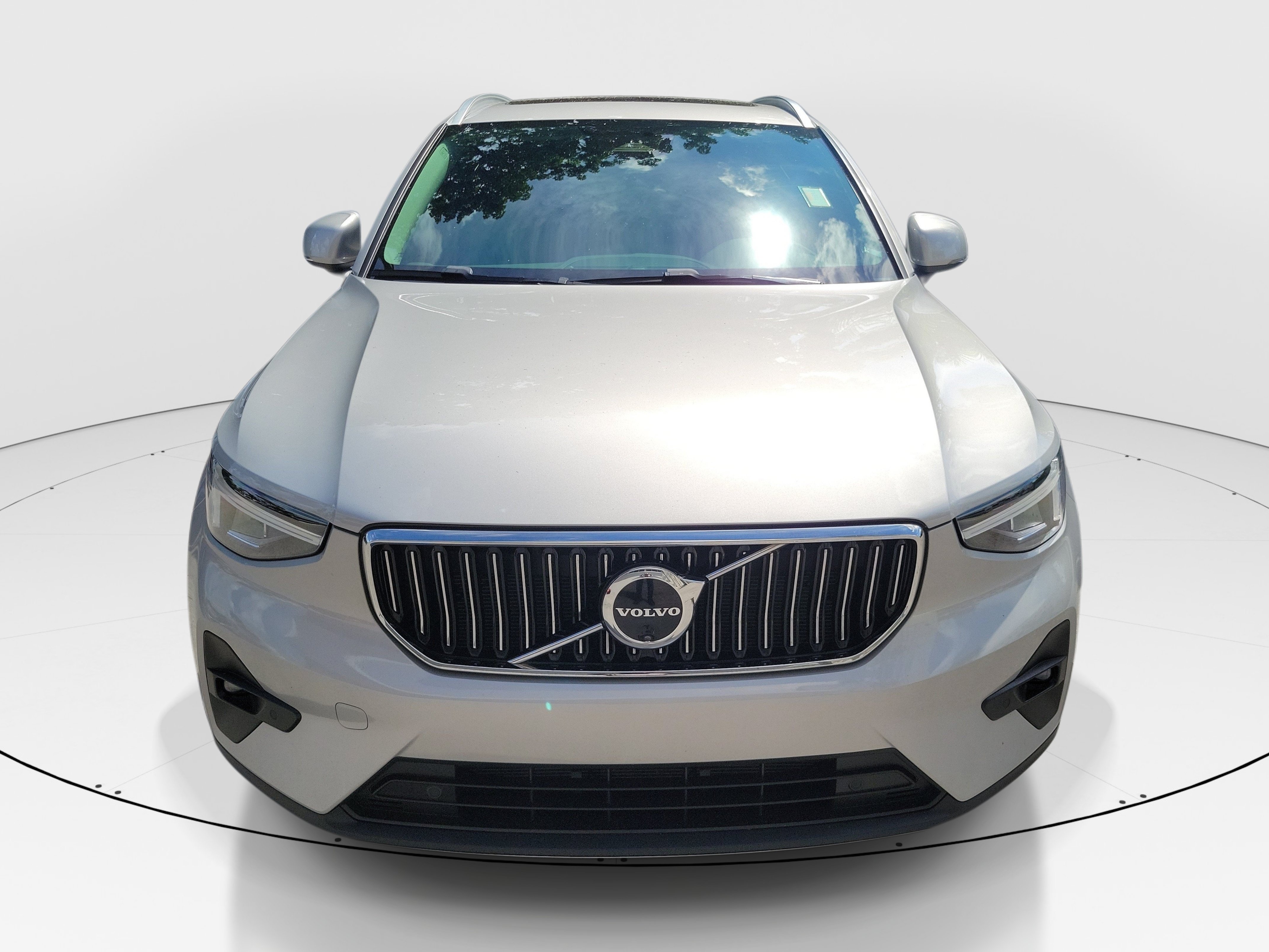 Used 2023 Volvo XC40 B5 Plus w/ Driver Assist Package AWD/4WD image 2