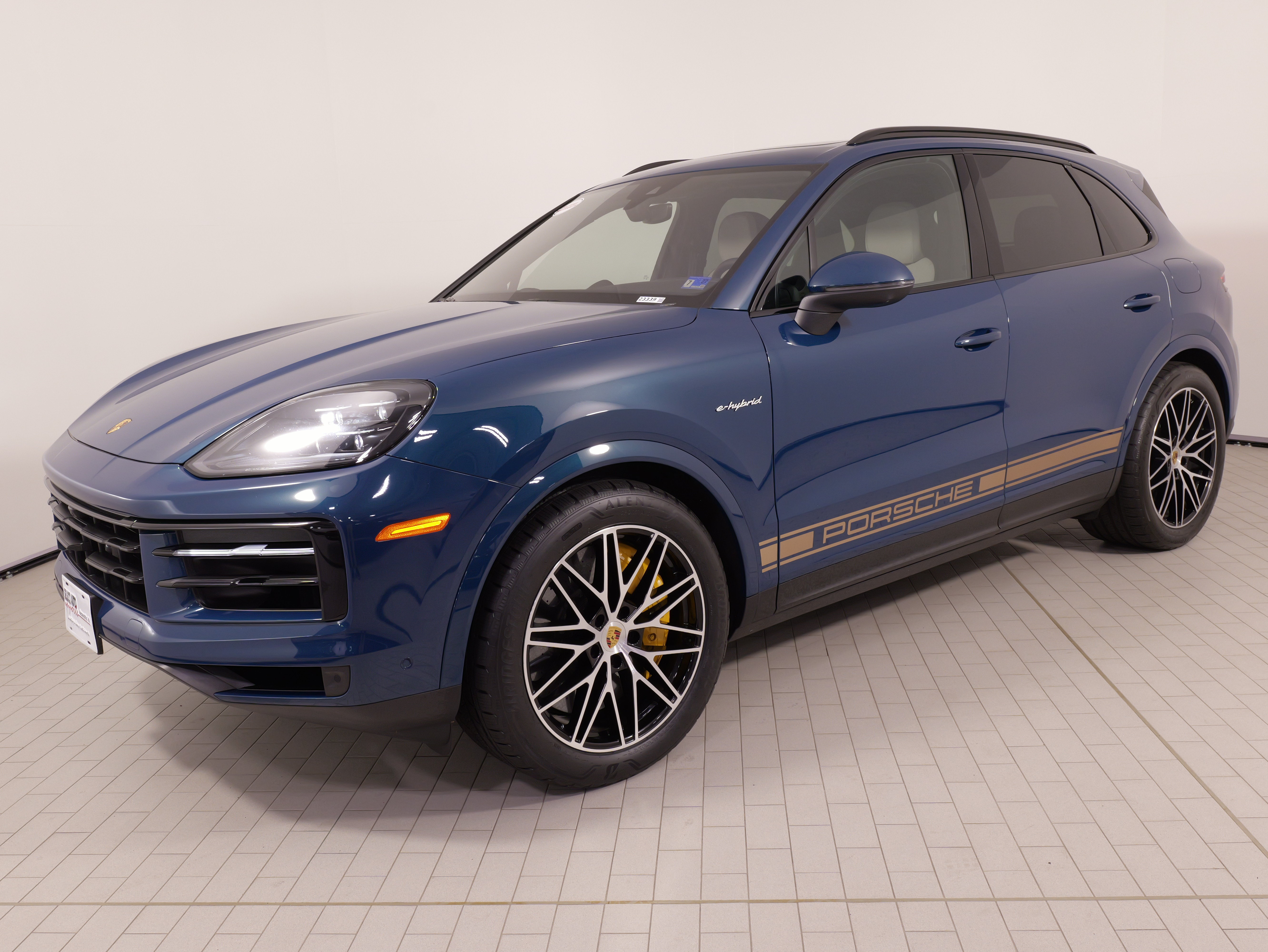 Used 2024 Porsche Cayenne S AWD/4WD image 3