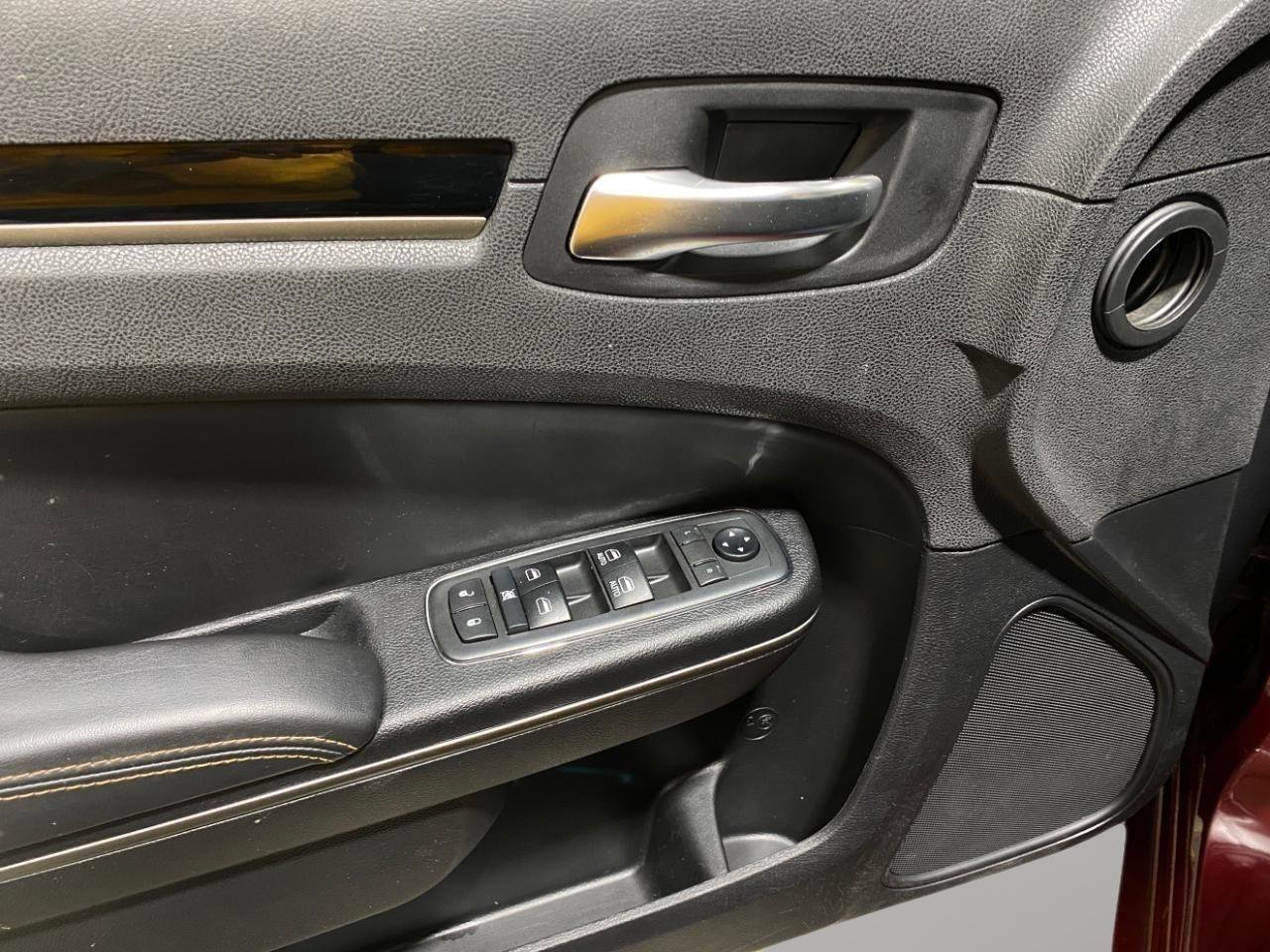 Used 2019 Chrysler 300 S w/ 300S Alloy Edition RWD image 7