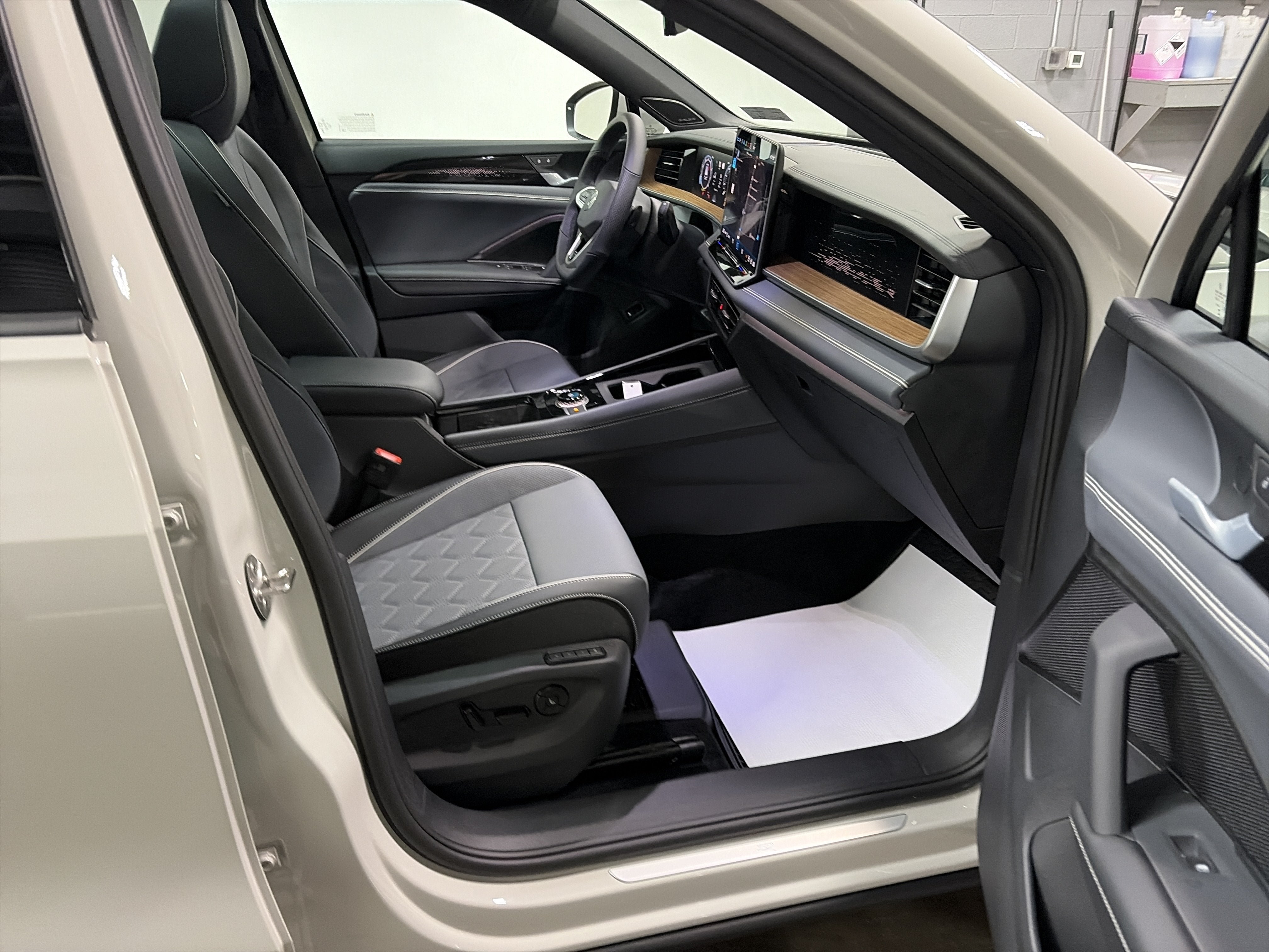 New 2026 Volkswagen Tiguan SEL R-Line AWD/4WD image 36