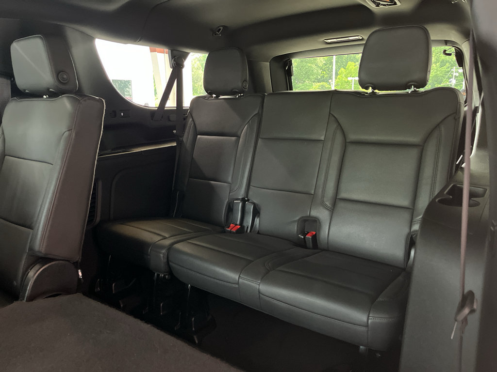 Used 2024 Chevrolet Suburban LT w/ Luxury Package RWD image 18