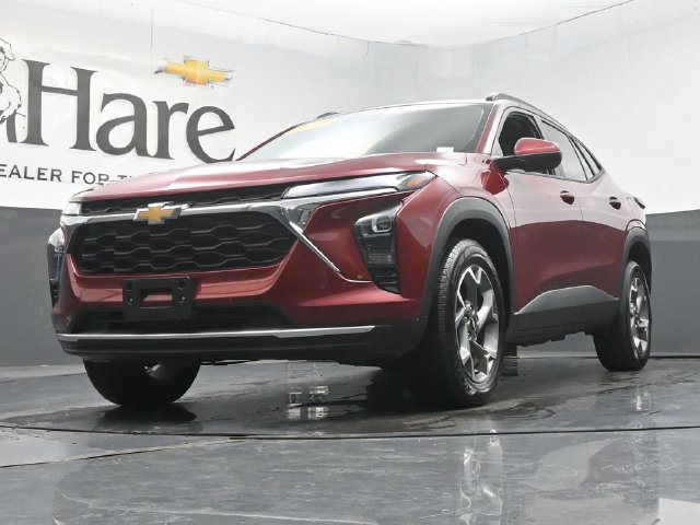 Used 2025 Chevrolet Trax LT FWD image 4