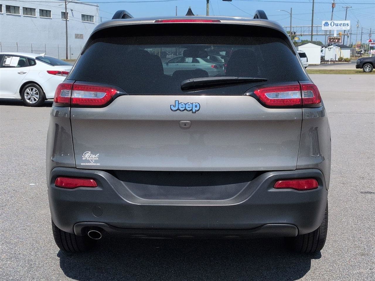 Used 2017 Jeep Cherokee Sport FWD image 4