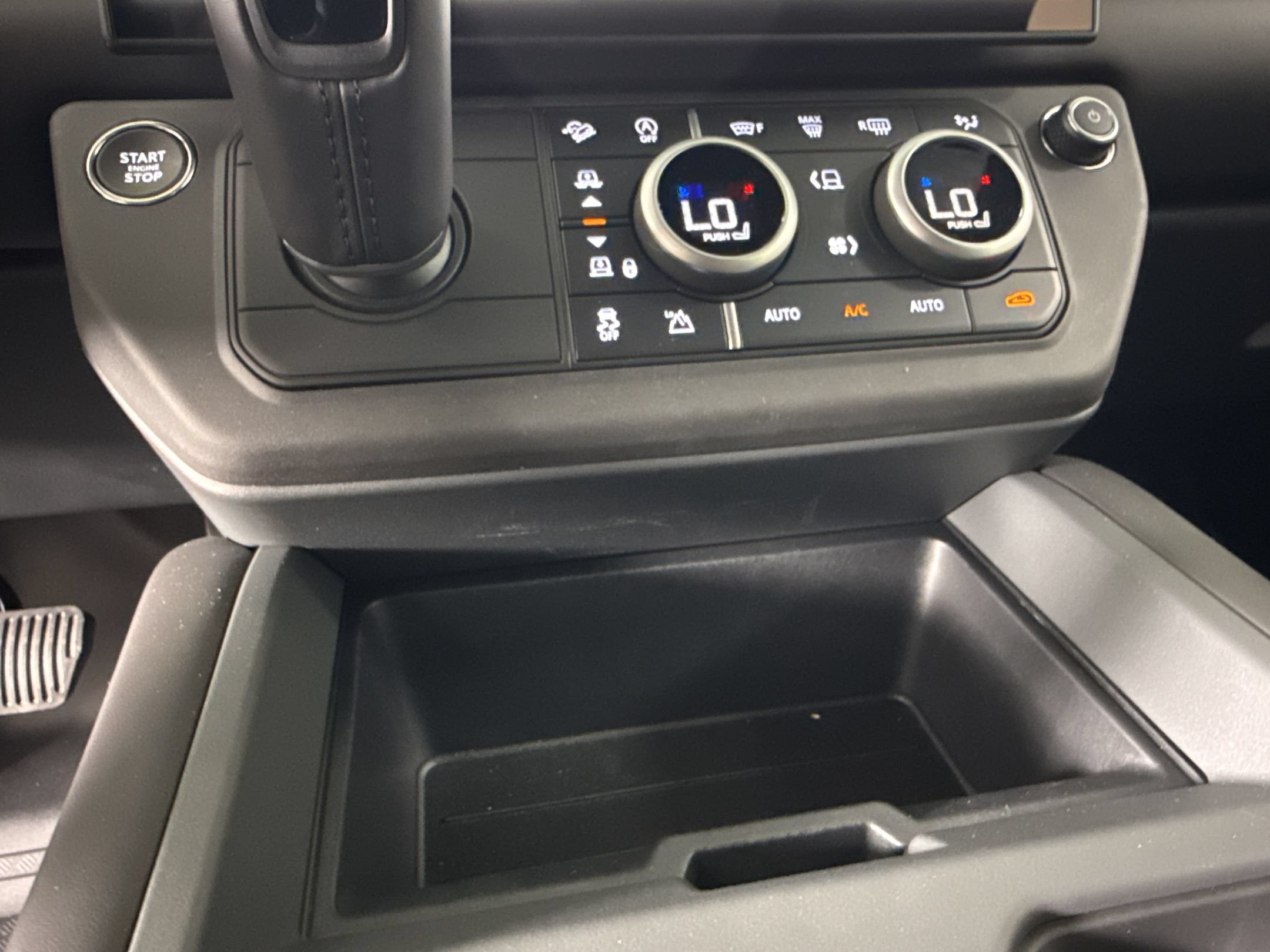 New 2026 Land Rover Defender 90 X-Dynamic SE AWD/4WD image 17
