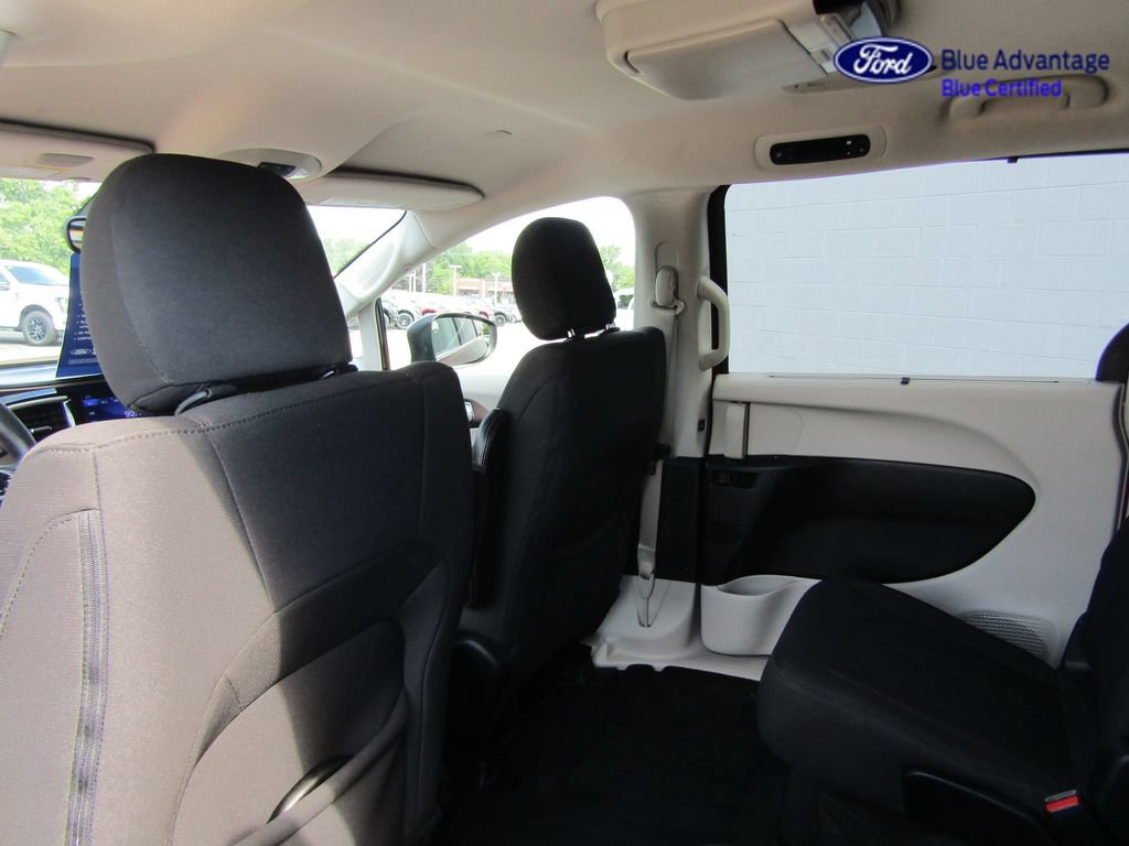 Used 2017 Chrysler Pacifica Touring Plus w/ Tire & Wheel Group FWD image 20