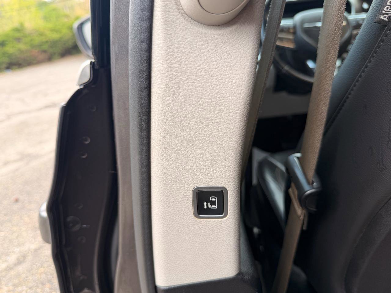 Used 2017 Chrysler Pacifica Touring-L FWD image 22
