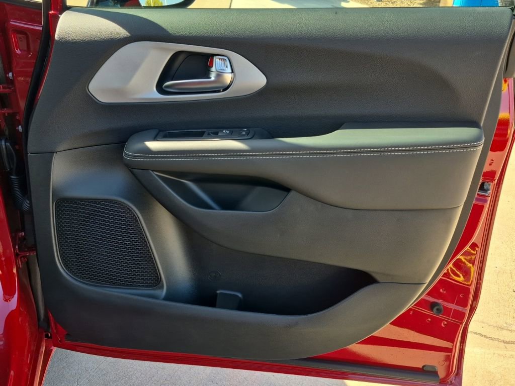 New 2025 Chrysler Pacifica Limited w/ Trailer Tow Group FWD image 21