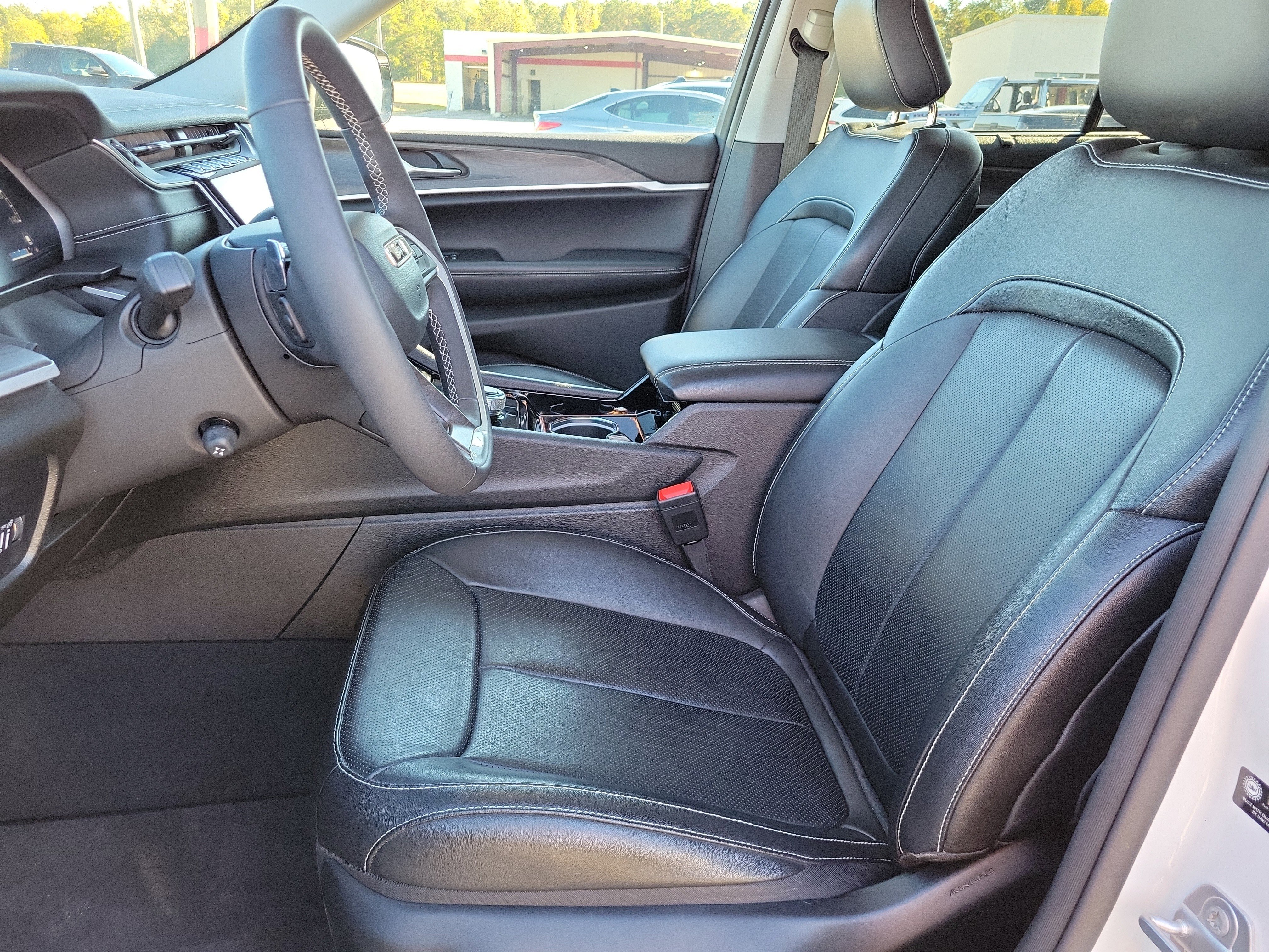 Used 2023 Jeep Grand Cherokee Limited w/ Luxury Tech Group II image 14