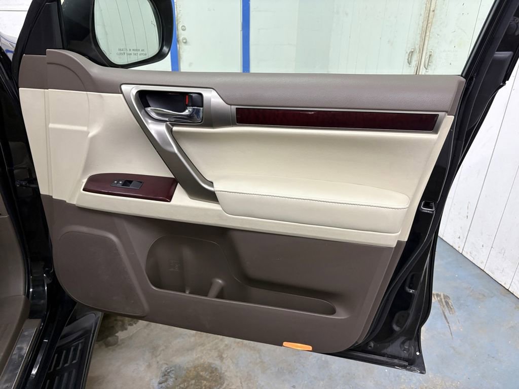 Used 2019 Lexus GX 460 Premium w/ Premium Package image 17