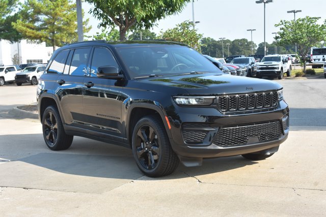 Used 2023 Jeep Grand Cherokee Altitude RWD image 3