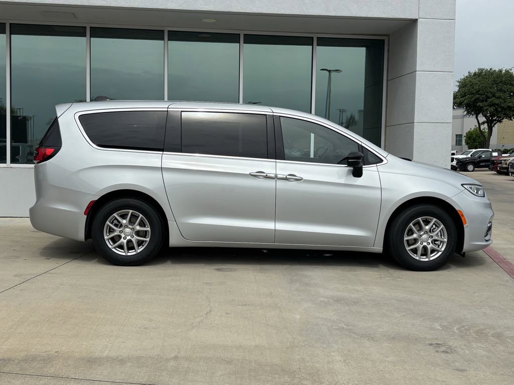 New 2026 Chrysler Pacifica Select image 2