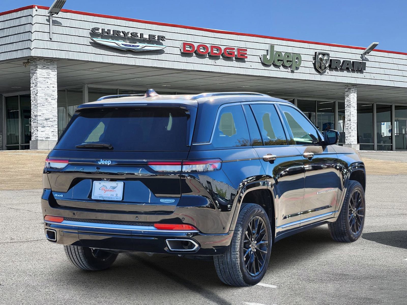 Used 2022 Jeep Grand Cherokee Summit image 4