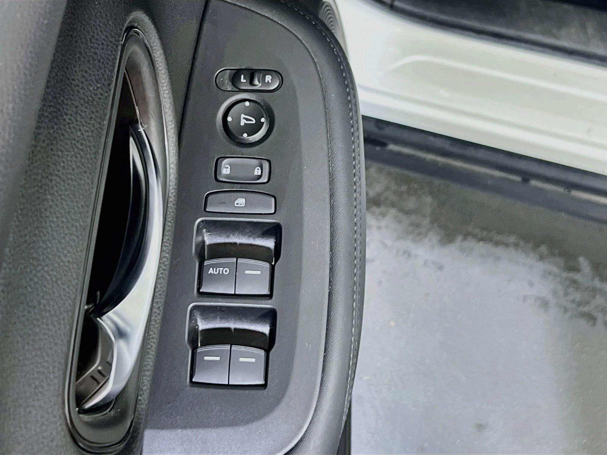 Used 2023 Honda HR-V LX image 17