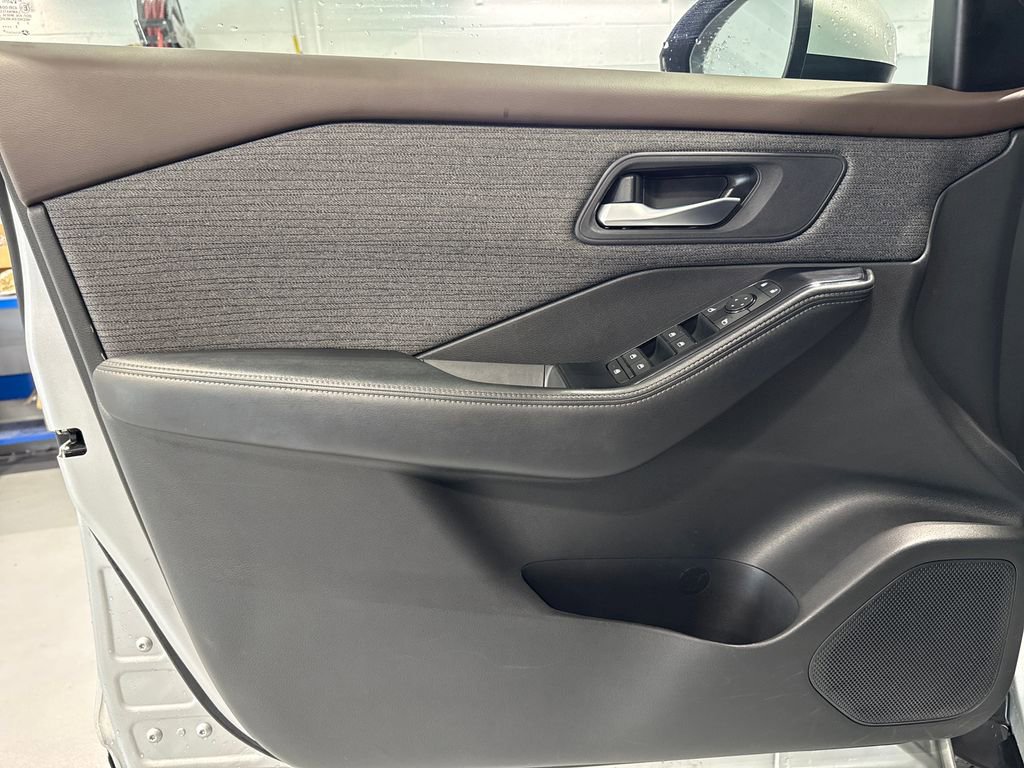 Used 2023 Nissan Rogue SV AWD/4WD image 25