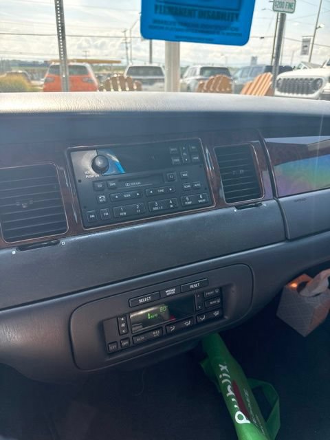 Used 1998 Lincoln Town Car Signature RWD image 13