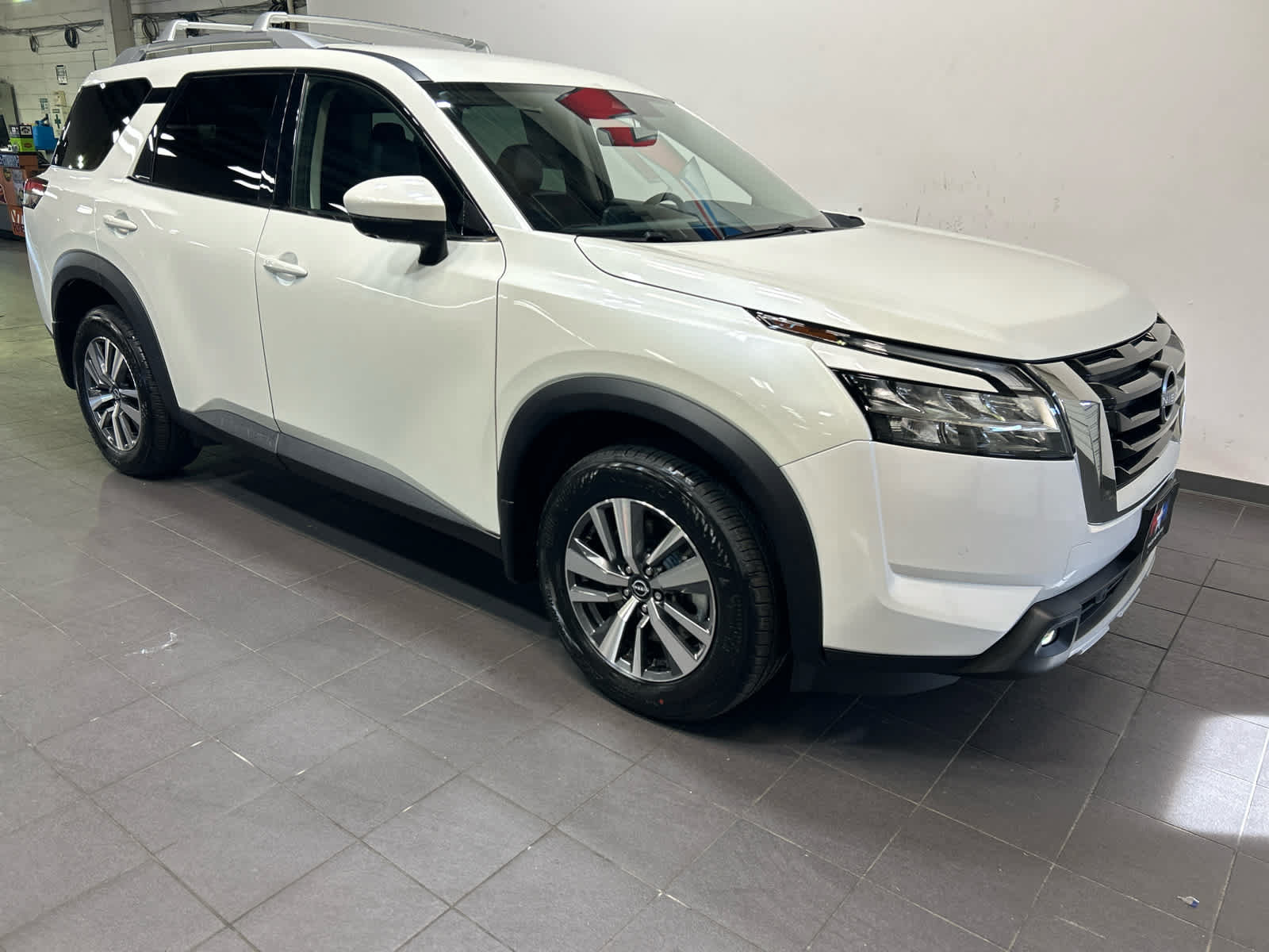 Used 2024 Nissan Pathfinder SL AWD/4WD image 2