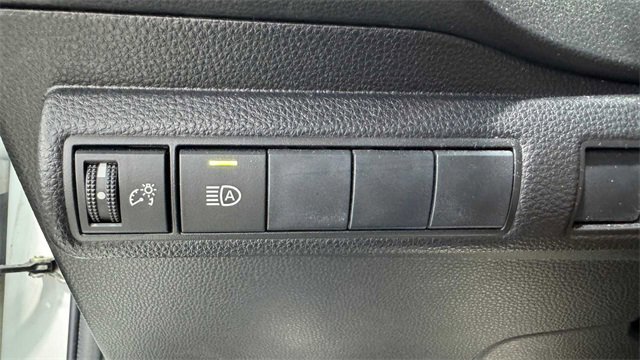 Used 2020 Toyota Corolla LE image 18