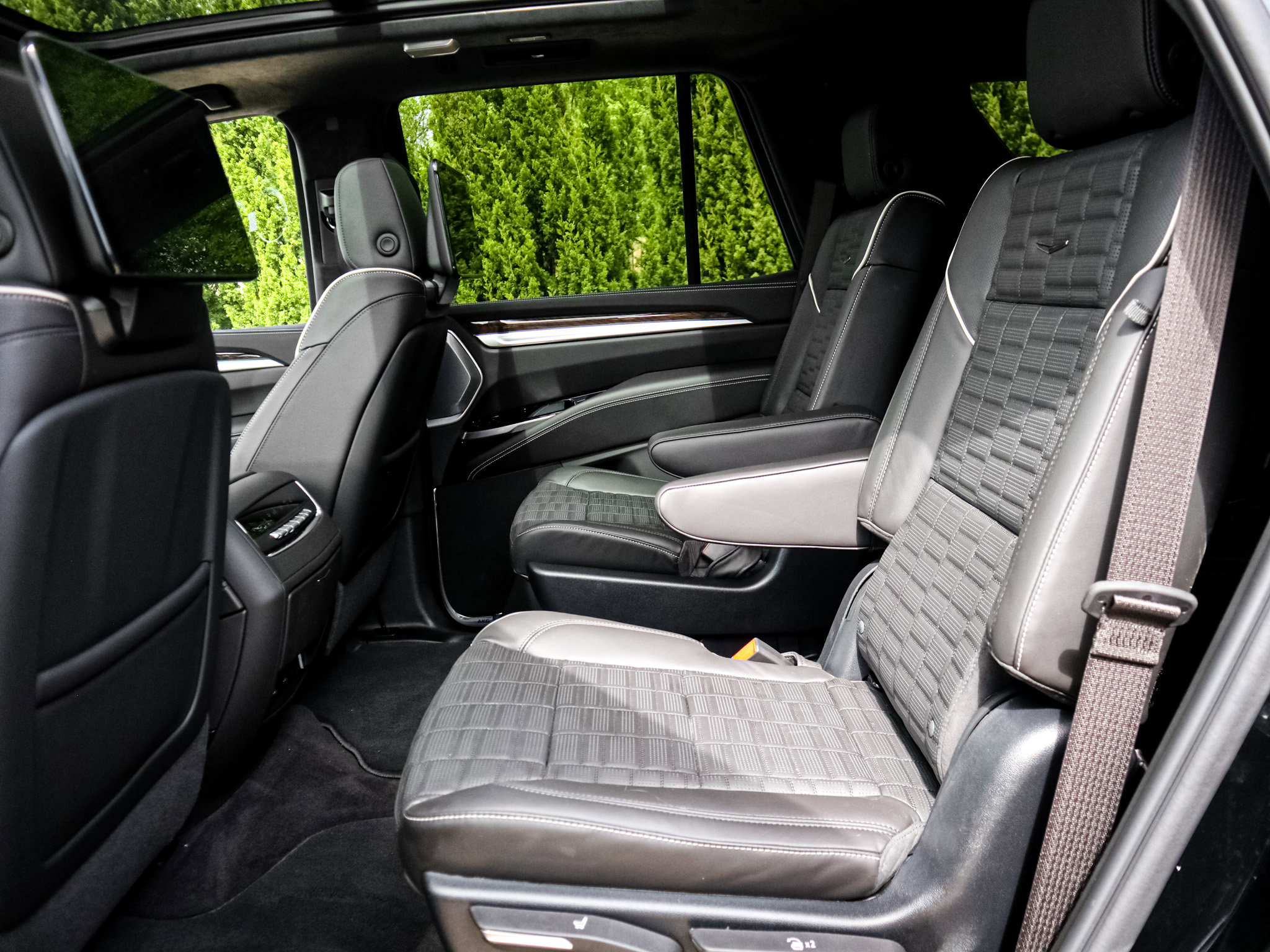 Used 2025 Cadillac Escalade Sport Platinum w/ LPO, ONYX Package image 31