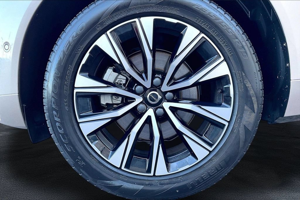 Used 2023 Volvo XC60 B5 Plus AWD/4WD image 9