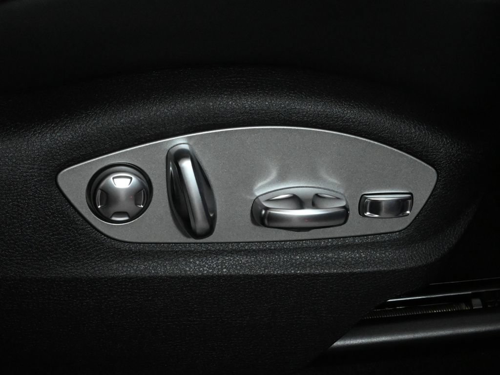 Used 2026 Porsche Macan AWD/4WD image 40