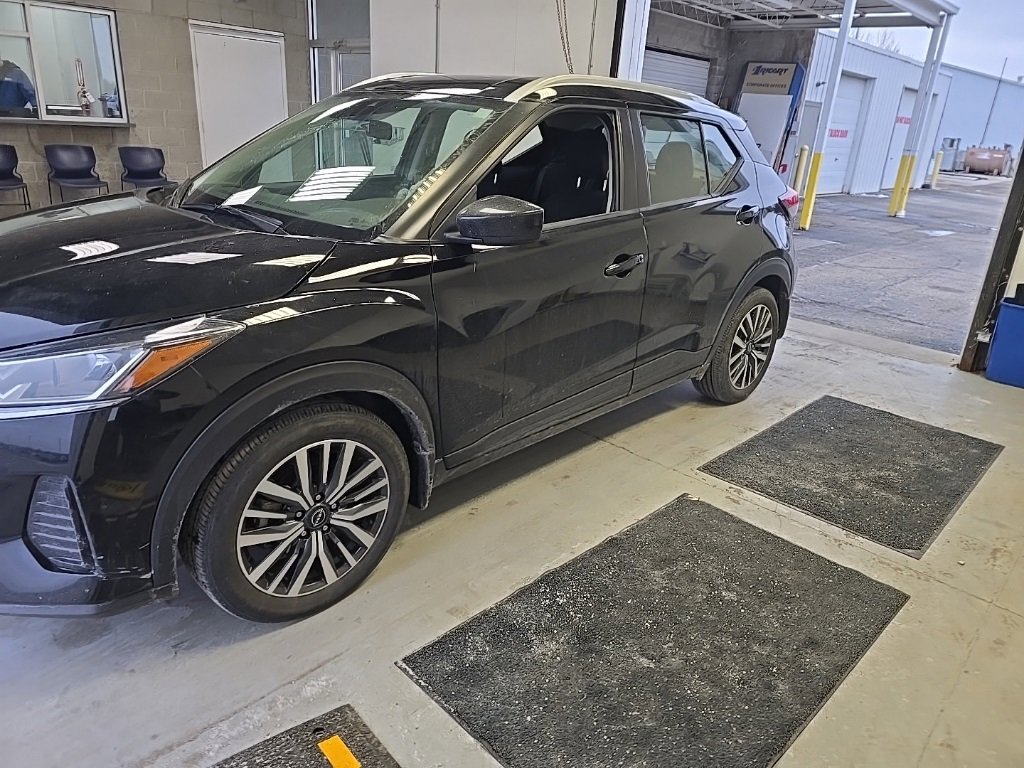 Used 2023 Nissan Kicks SV image 2