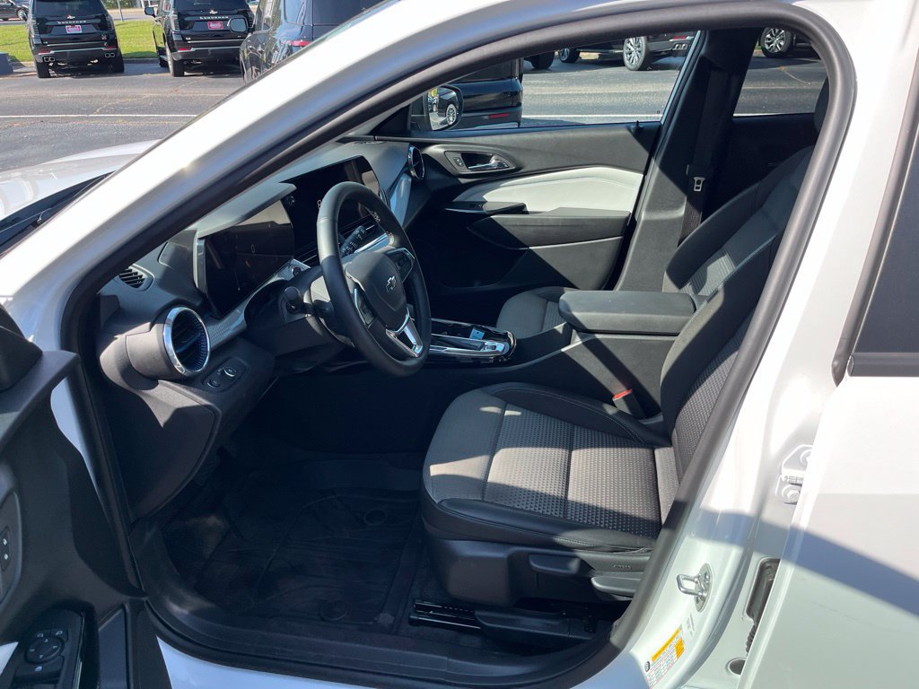 Used 2026 Chevrolet Trax LT w/ Midnight Edition FWD image 44