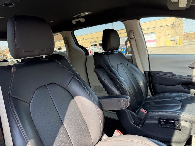 Used 2020 Chrysler Pacifica Touring-L FWD image 26