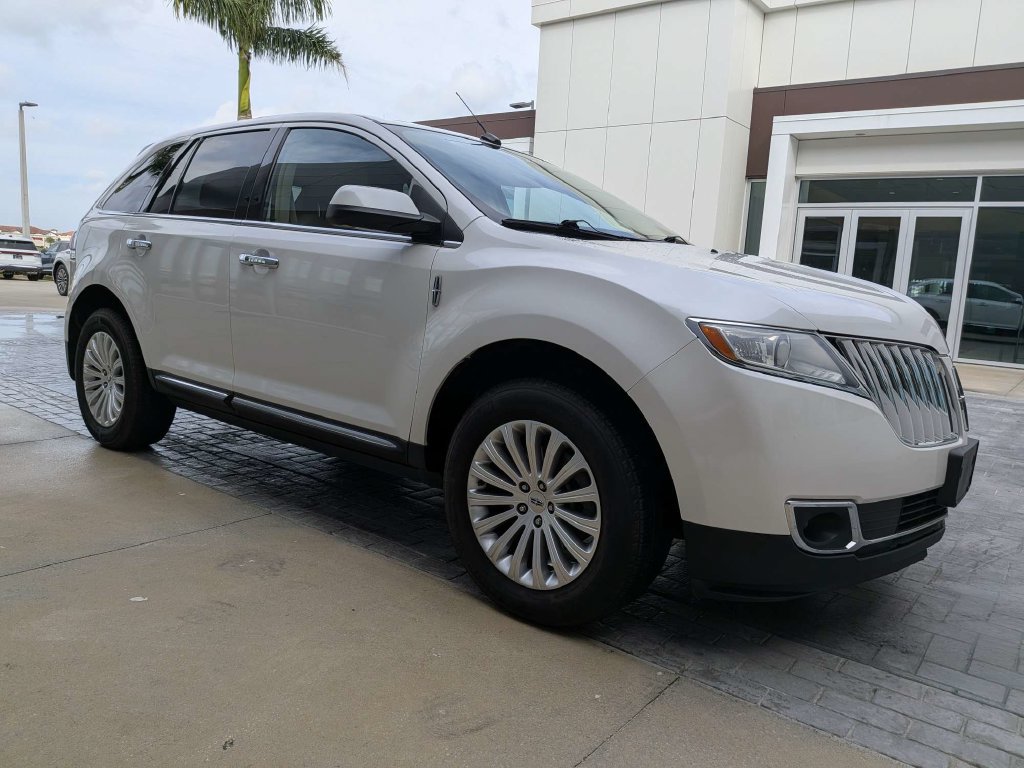 Used 2014 Lincoln MKX FWD w/ Walnut Swirl Wood Package image 7