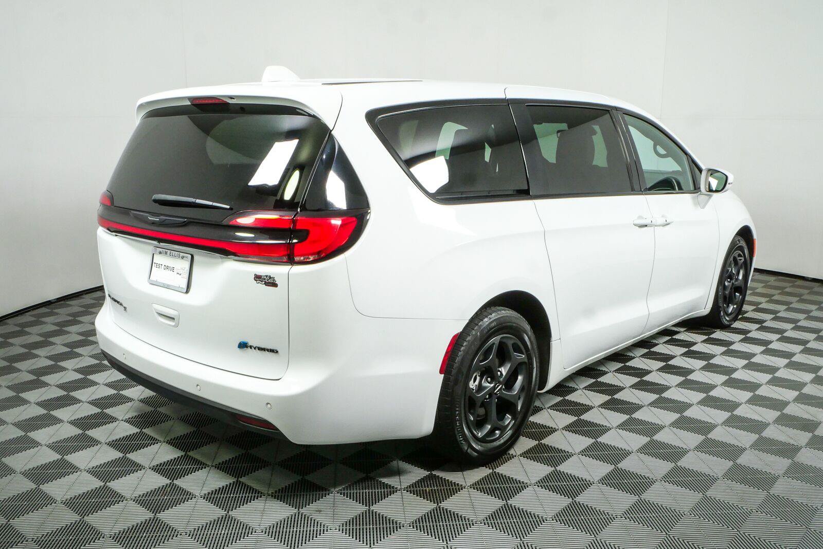 Used 2022 Chrysler Pacifica Touring-L w/ S Appearance Package FWD image 3