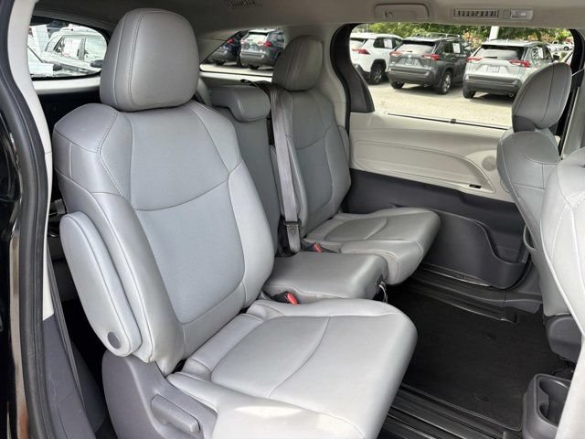 Used 2021 Toyota Sienna XLE FWD image 18