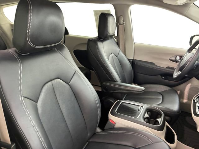 Used 2024 Chrysler Pacifica Select image 14