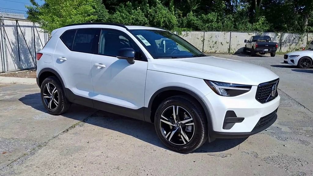New 2026 Volvo XC40 B5 Core w/ Climate Package image 6