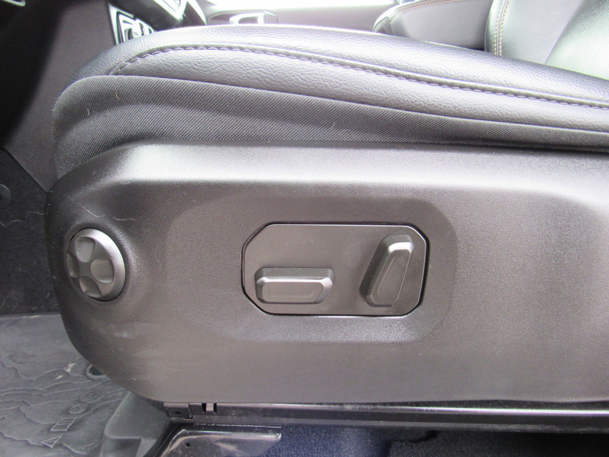 Used 2024 Jeep Wrangler Sahara w/ Safety Group image 15